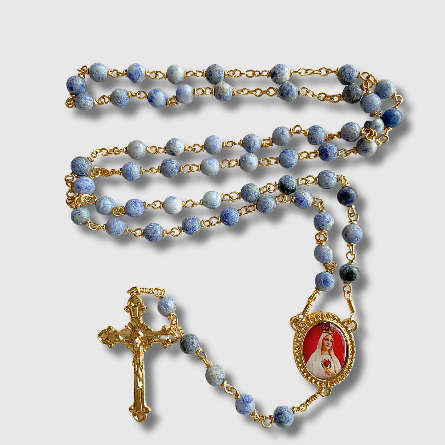 Rosario de piedra, color gris oscuro con baño de Oro 24K