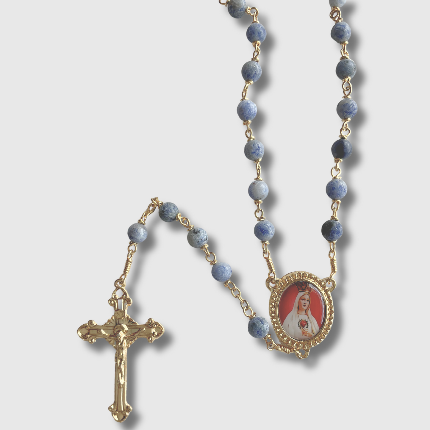 Rosario de piedra, color gris oscuro con baño de Oro 24K