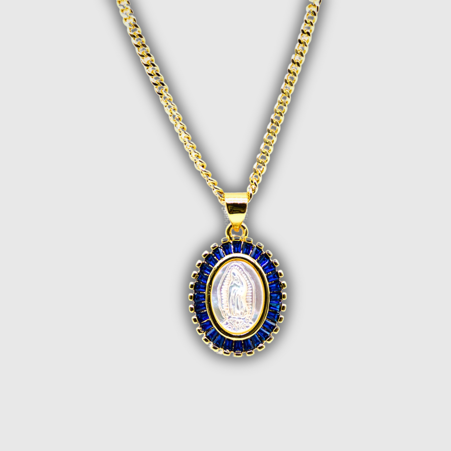 Medalla Virgen de Guadalupe concha con terminado en cristal de color.
