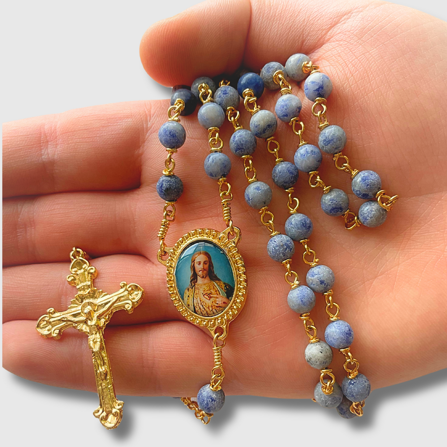 Rosario de piedra, color gris oscuro con baño de Oro 24K