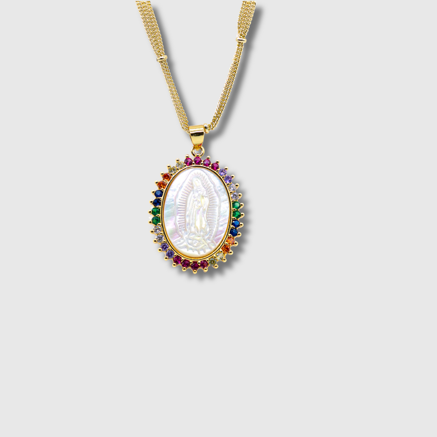Medalla Virgen de Guadalupe de concha con aro piedras de colores.