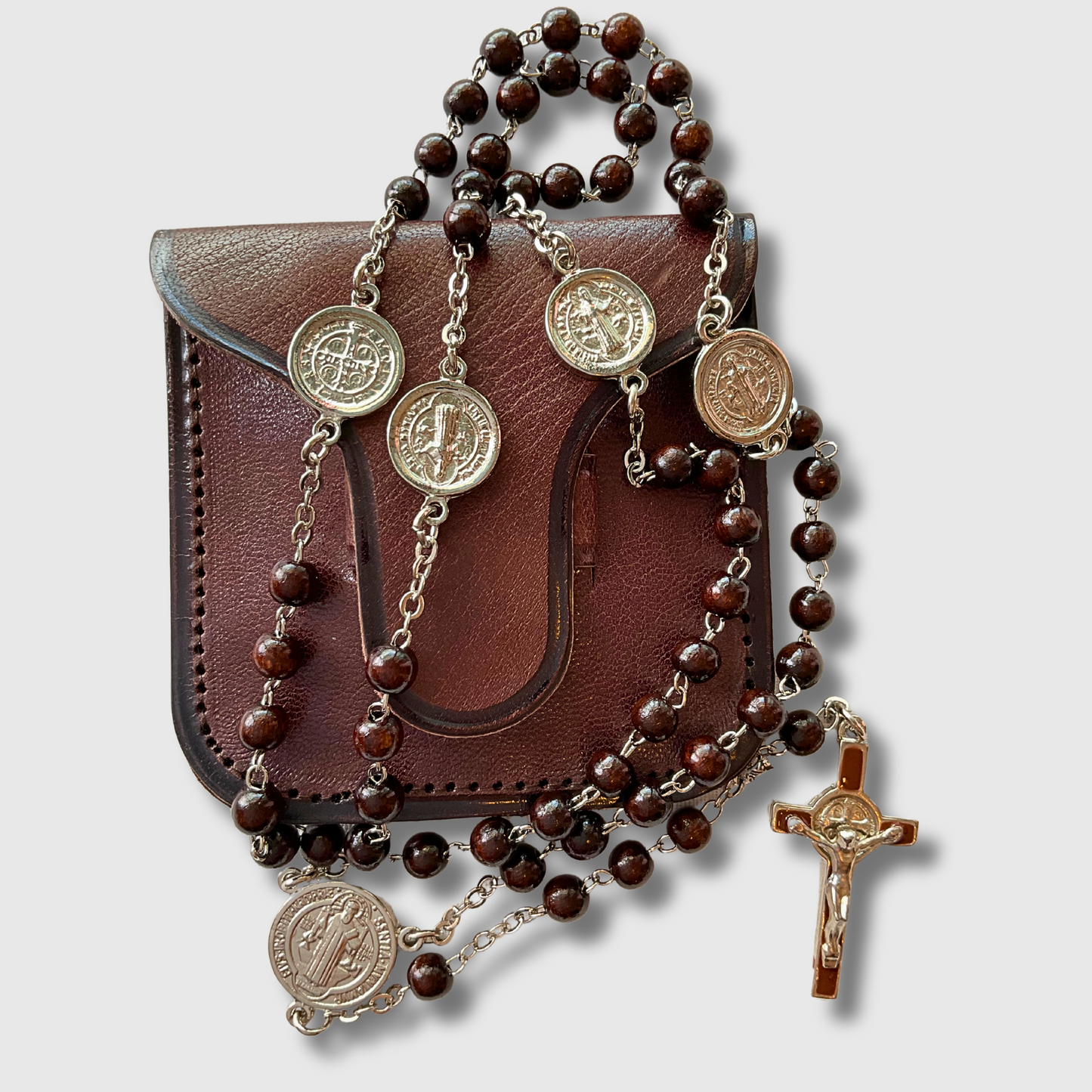 Rosario de Madera con medalla de San Benito en estuche de piel