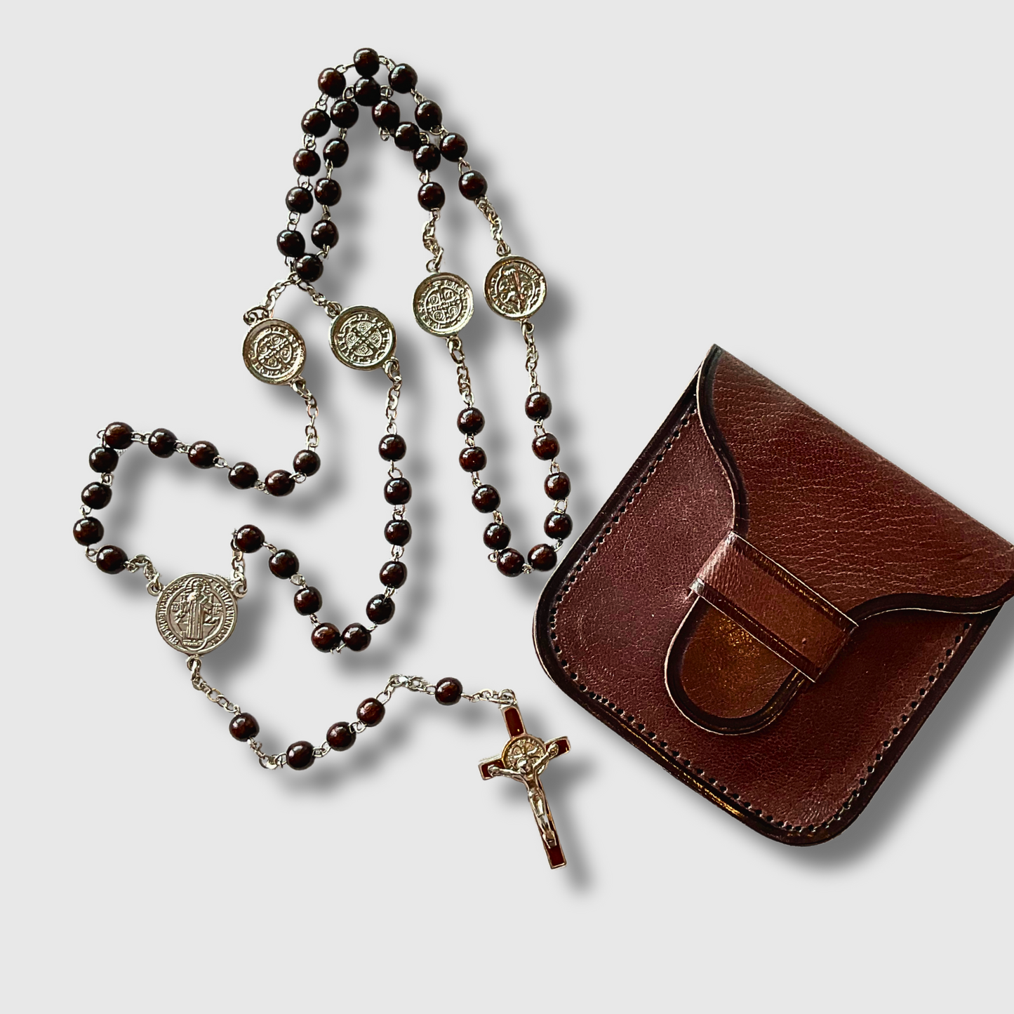 Rosario de Madera con medalla de San Benito en estuche de piel