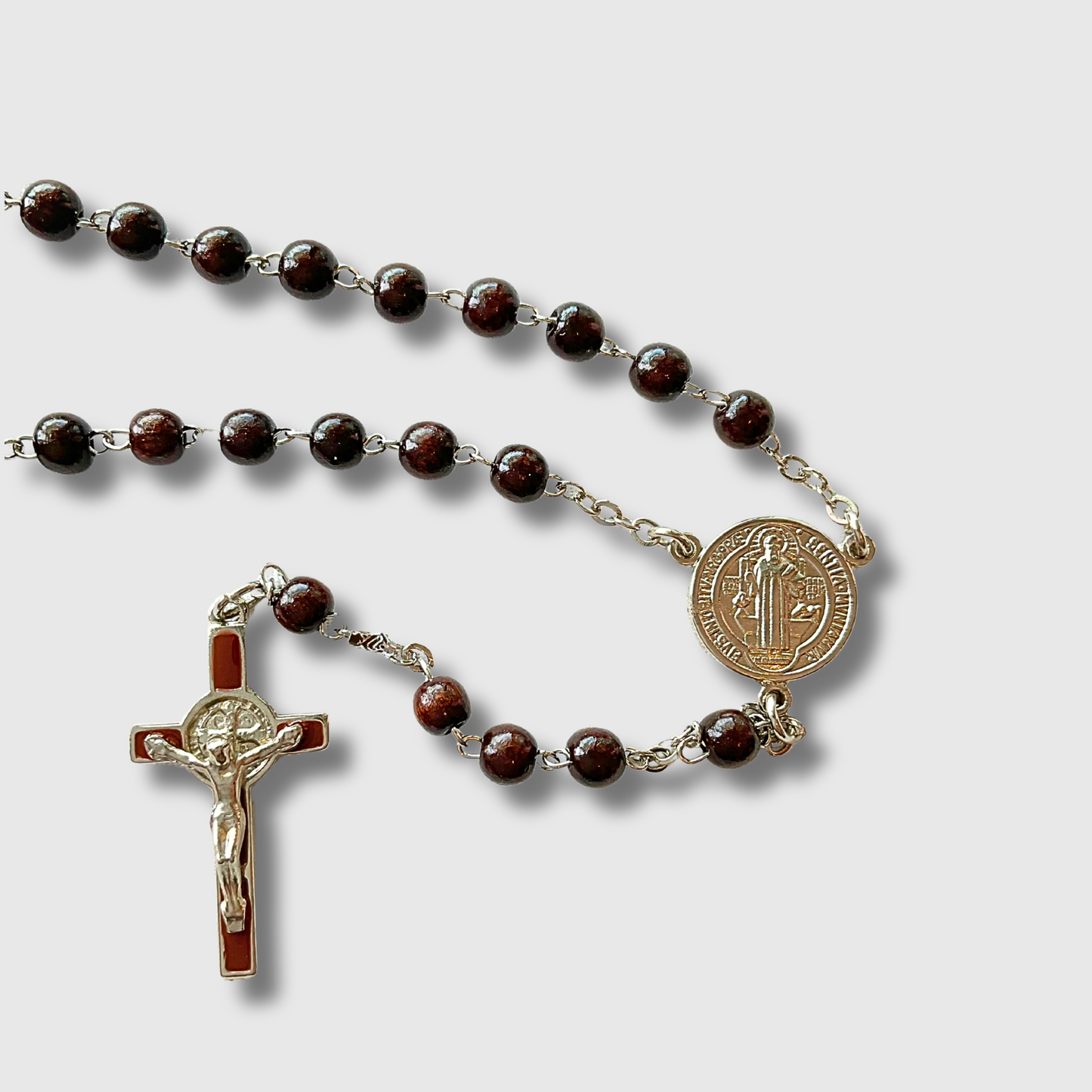 Rosario de Madera con medalla de San Benito en estuche de piel