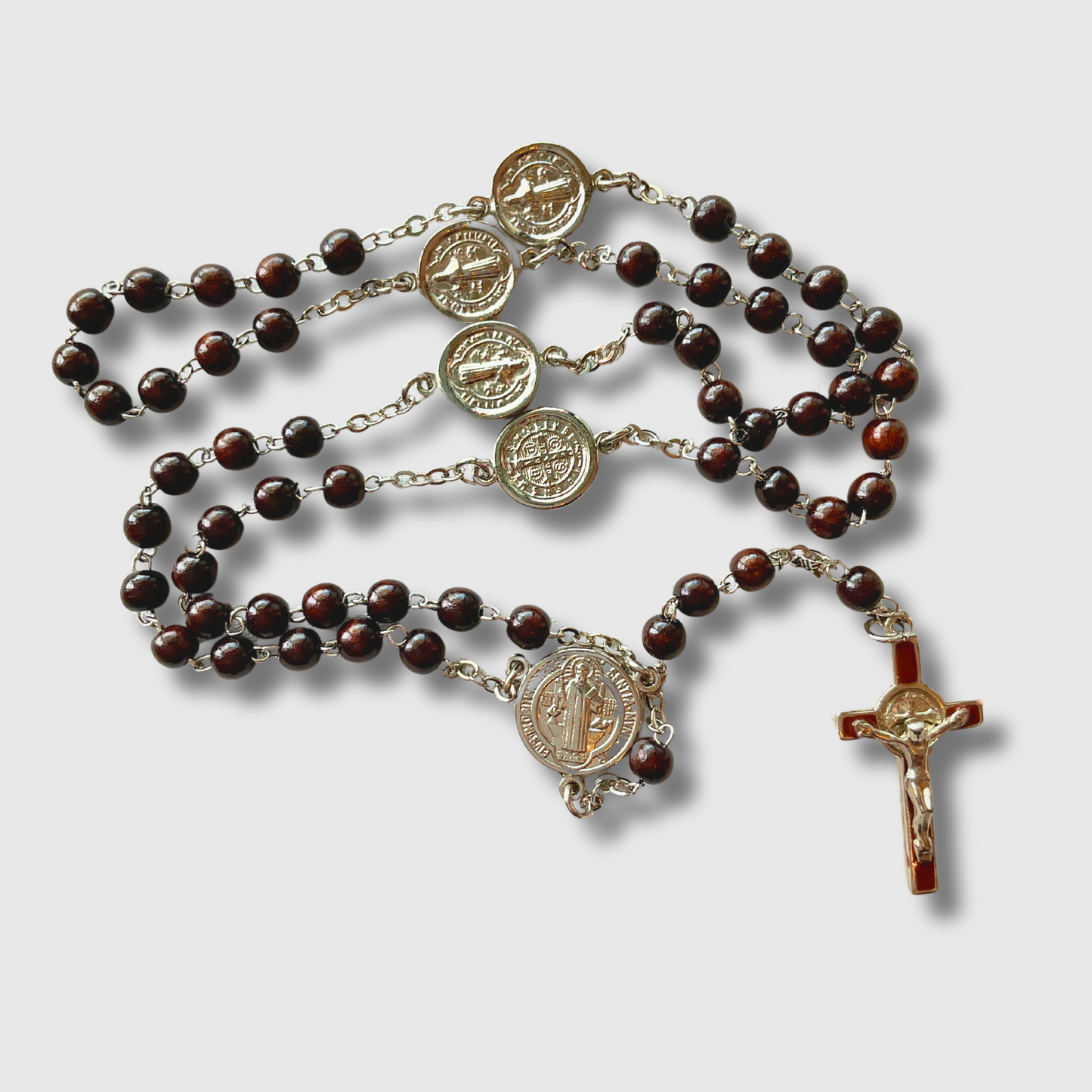 Rosario de Madera con medalla de San Benito en estuche de piel