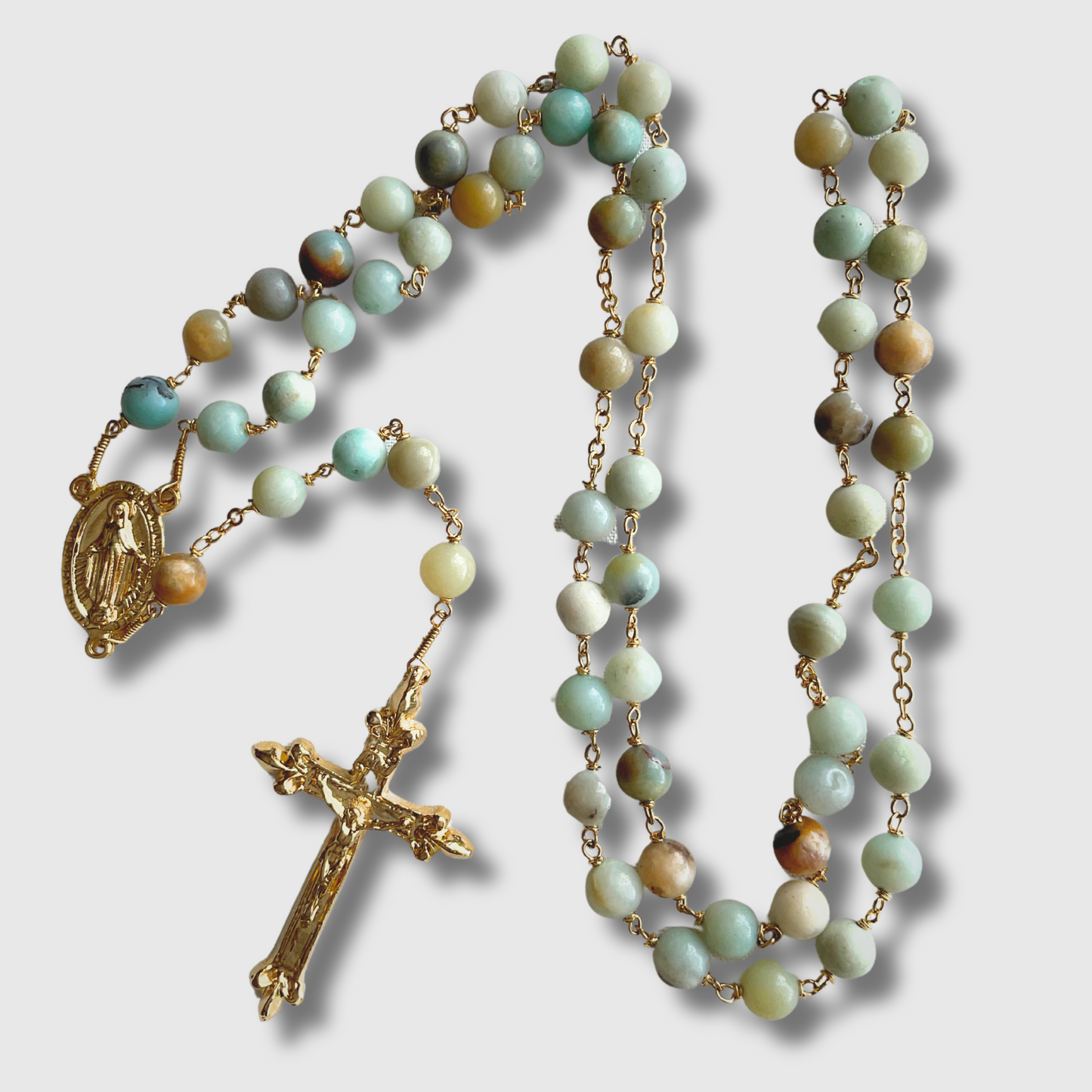 Rosario de piedra color verde claro con crucero medalla milagrosa, baño de oro 24 k