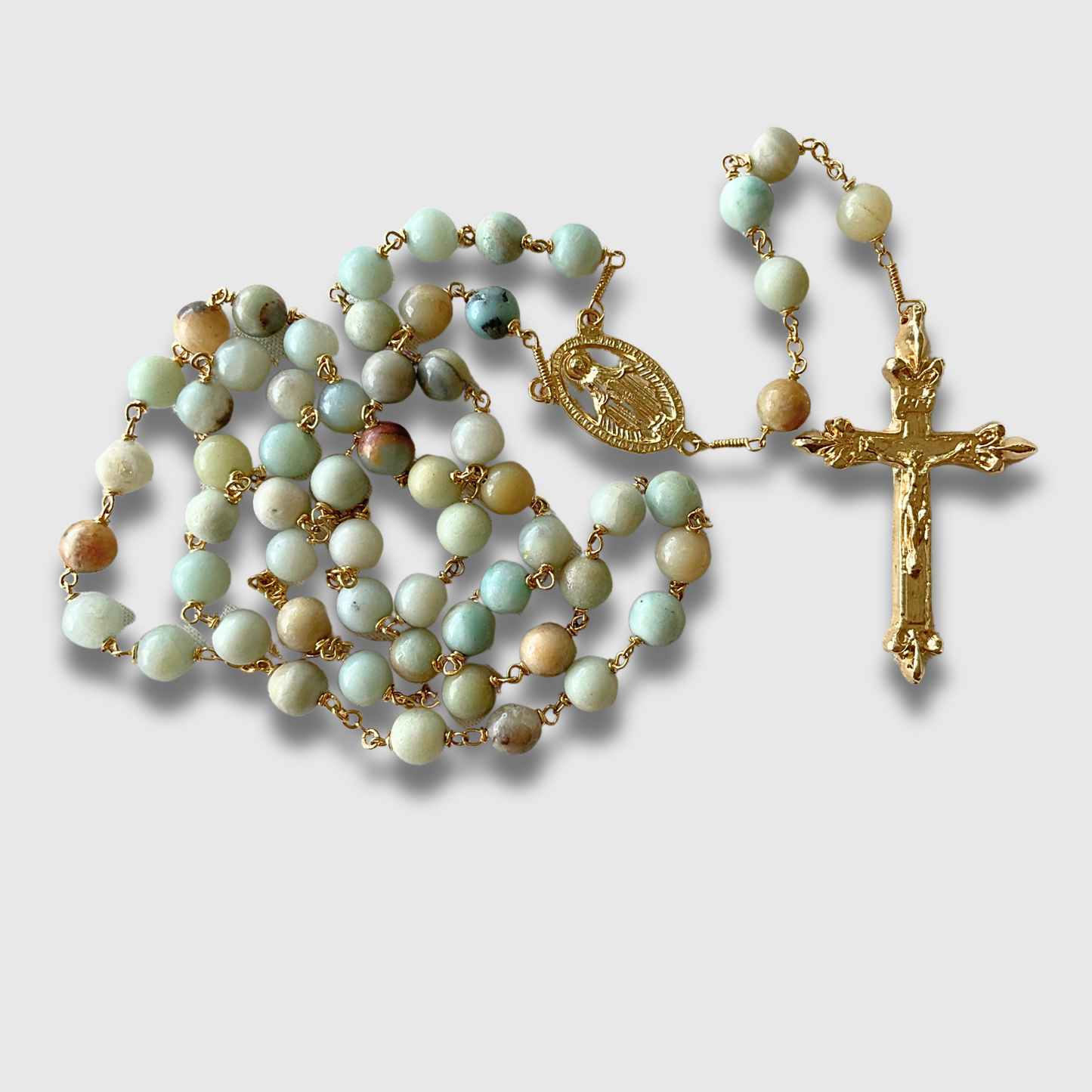 Rosario de piedra color verde claro con crucero medalla milagrosa, baño de oro 24 k