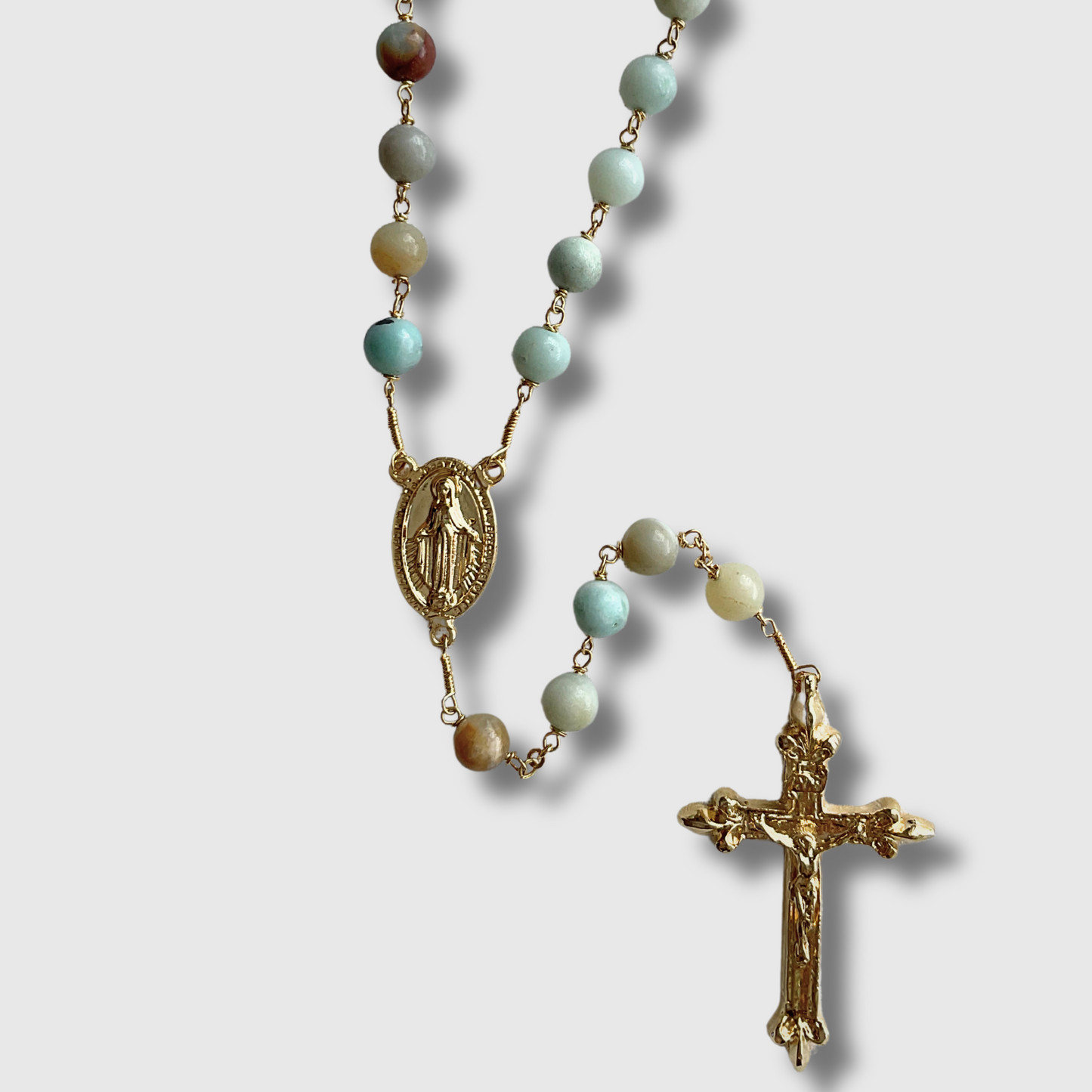 Rosario de piedra color verde claro con crucero medalla milagrosa, baño de oro 24 k