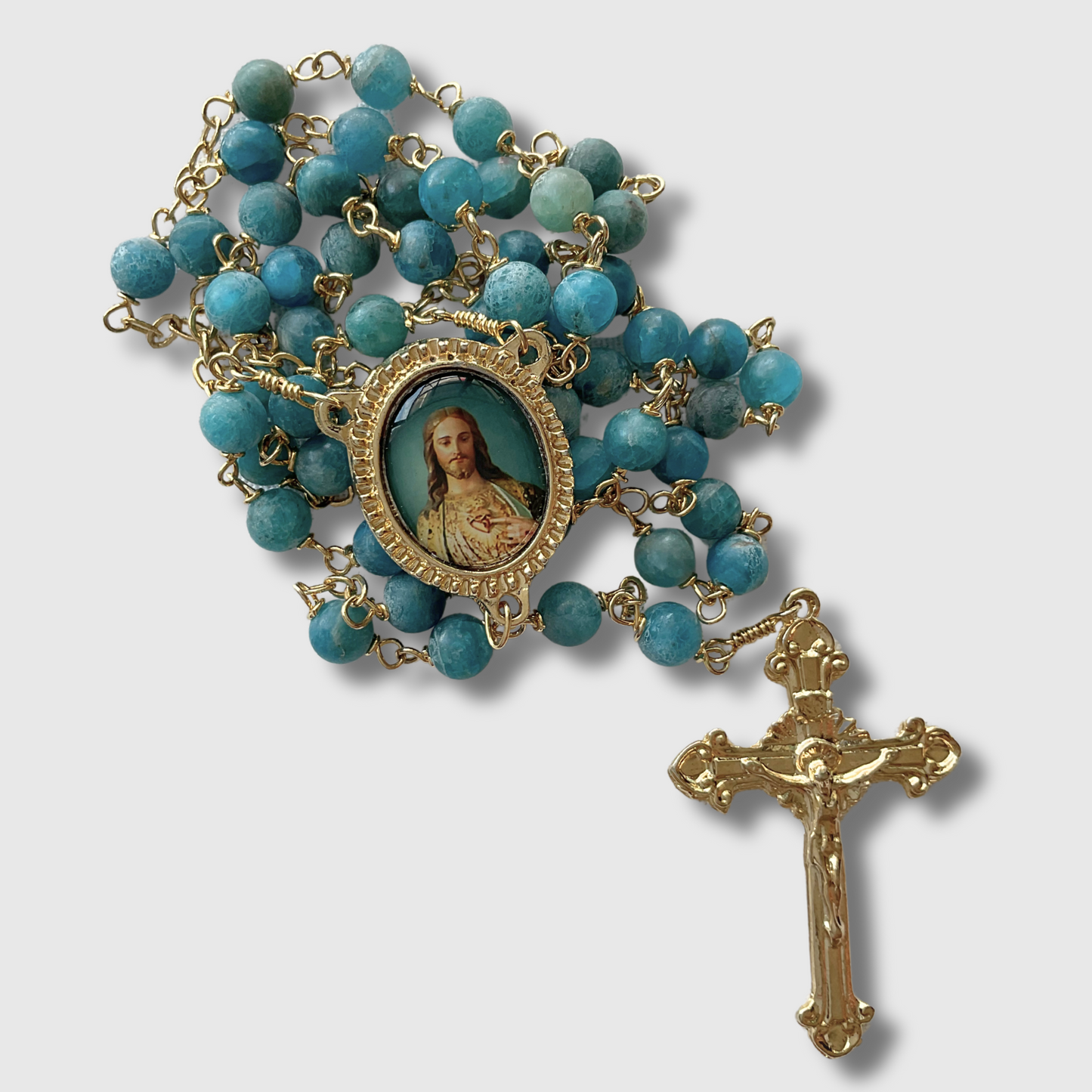 Rosario de piedra color verde con baño de Oro 24 K.