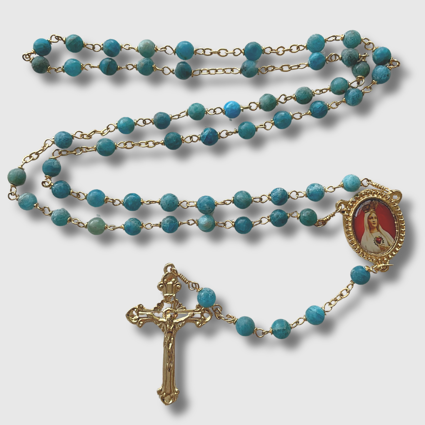 Rosario de piedra color verde con baño de Oro 24 K.