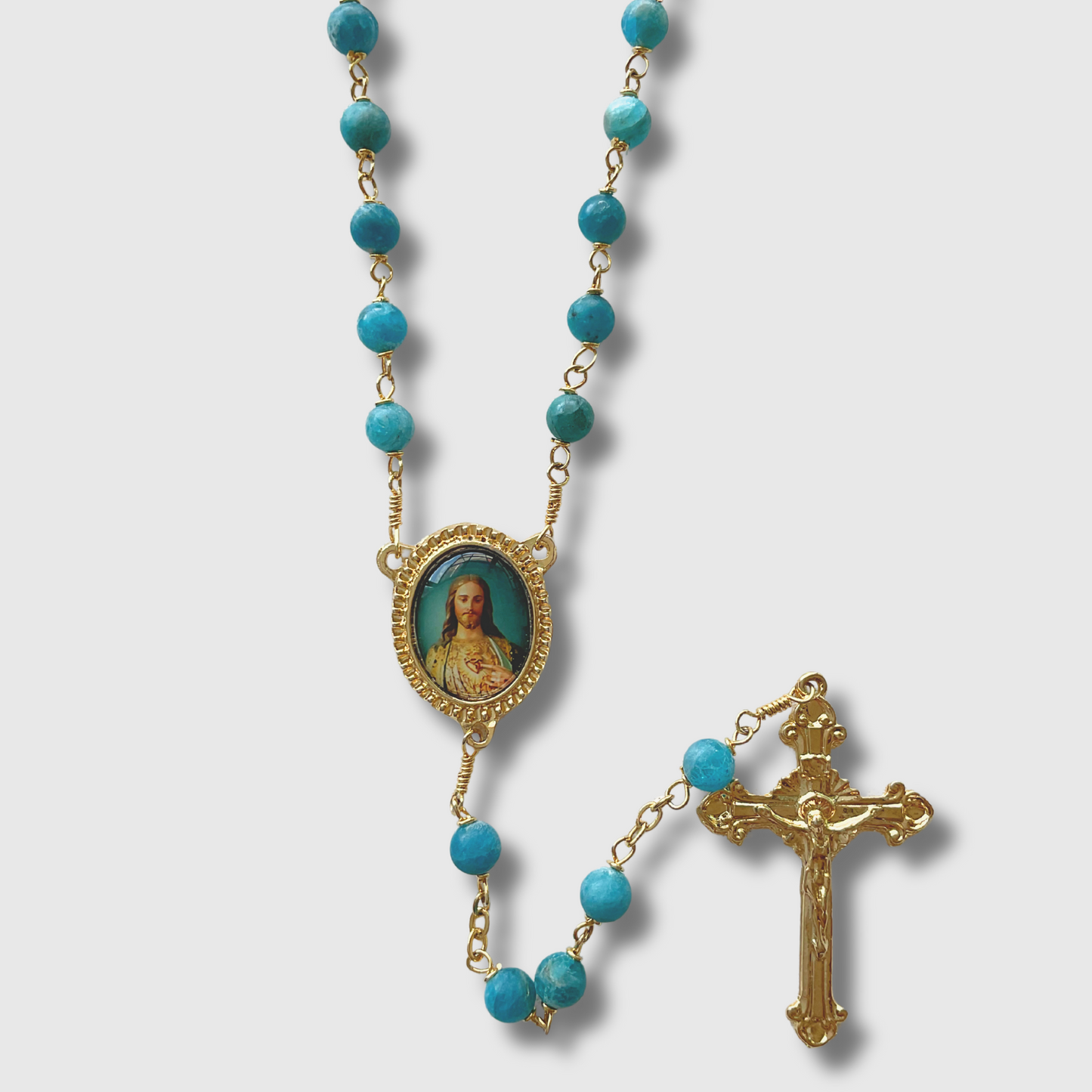 Rosario de piedra color verde con baño de Oro 24 K.