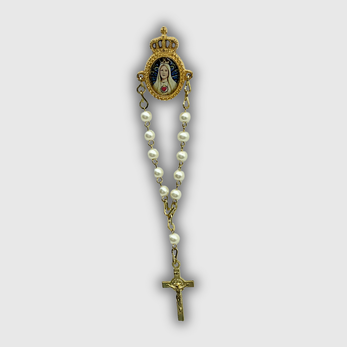 Pin Virgen de Fátima con decenario de perla y Cruz.
