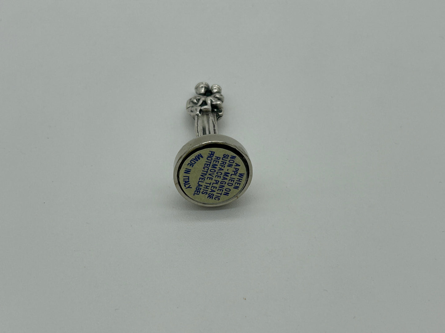 Figura metálica San Antonio Italiana para escritorio con adhesivo.