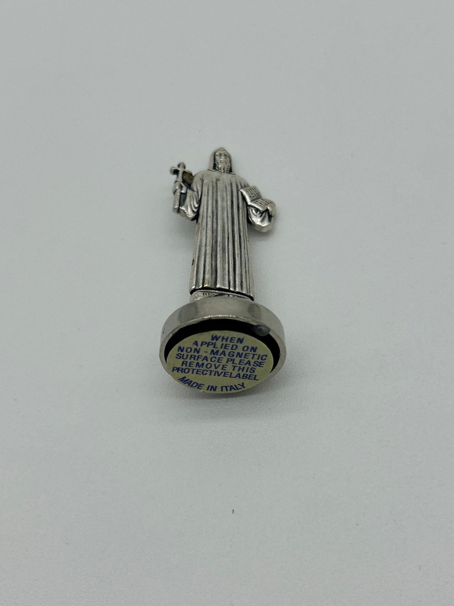 Figura metálica San Benito Italiana para escritorio con adhesivo