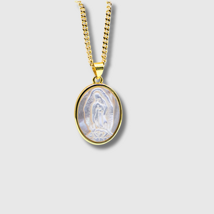 Medalla Virgen de Guadalupe en concha.
