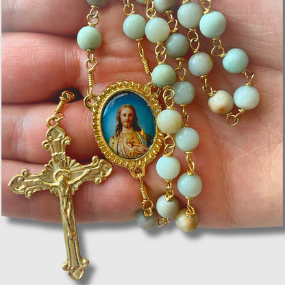 Rosario de piedra color Jaspeado, crucero doble imagen con baño de oro 24 k.