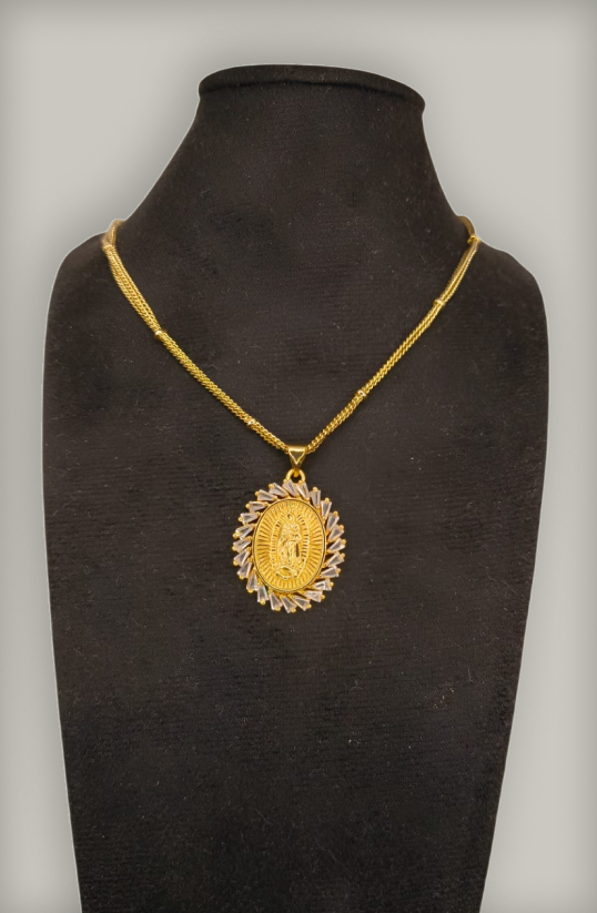 Dije Virgen de Guadalupe en oro laminado