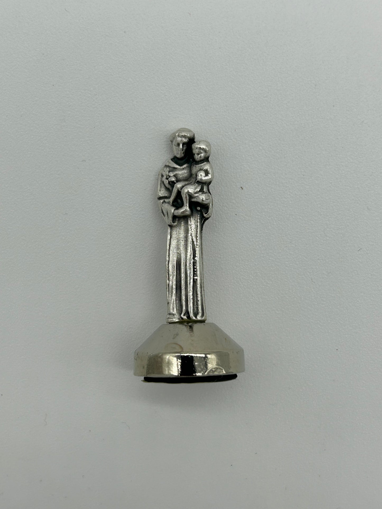 Figura metálica San Antonio Italiana para escritorio con adhesivo.