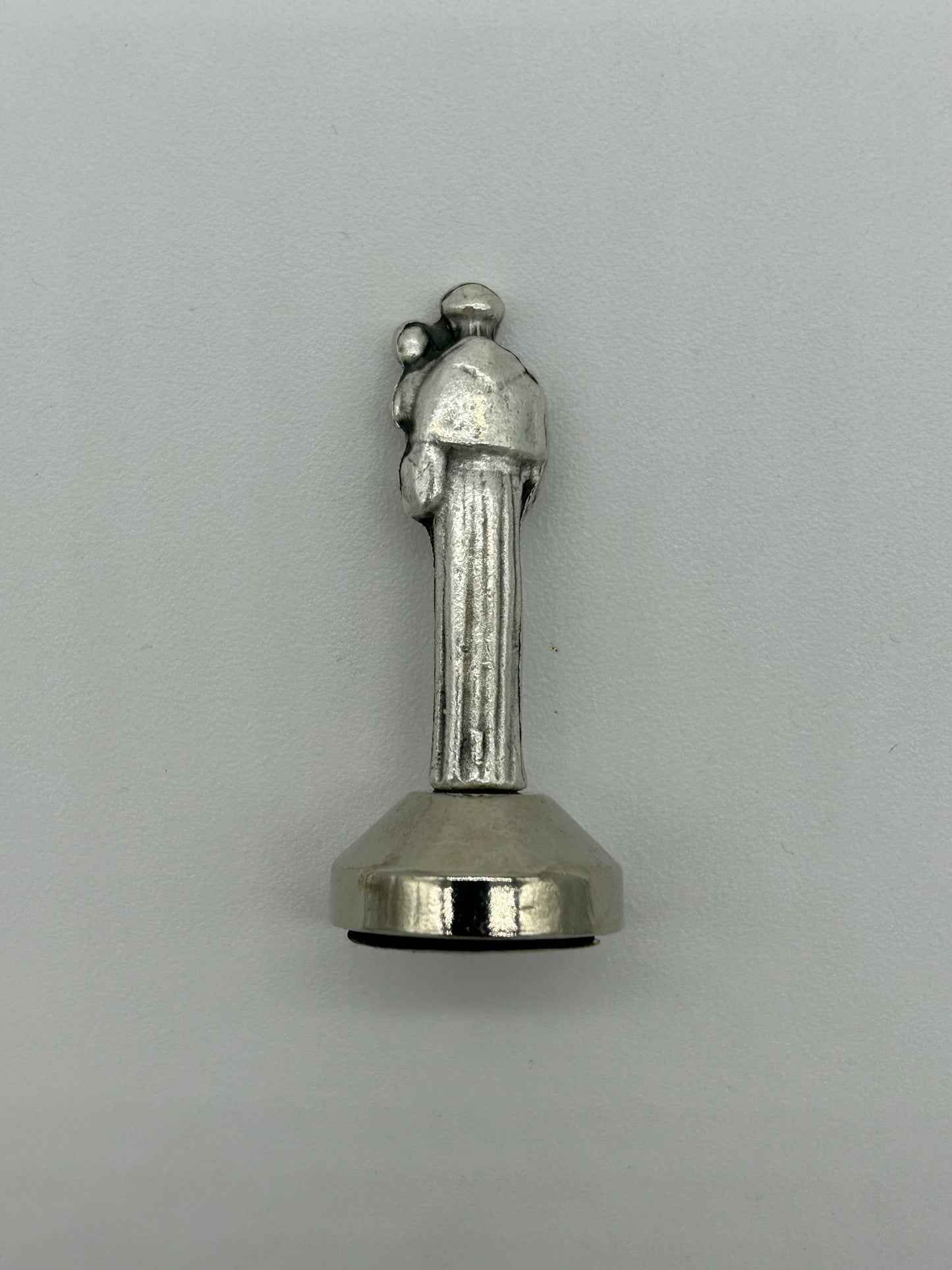 Figura metálica San Antonio Italiana para escritorio con adhesivo.