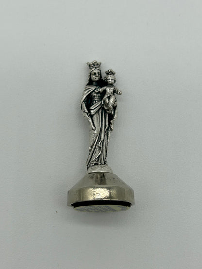 Figura metálica Virgen María Auxiliadora Italiana para escritorio con adhesivo.