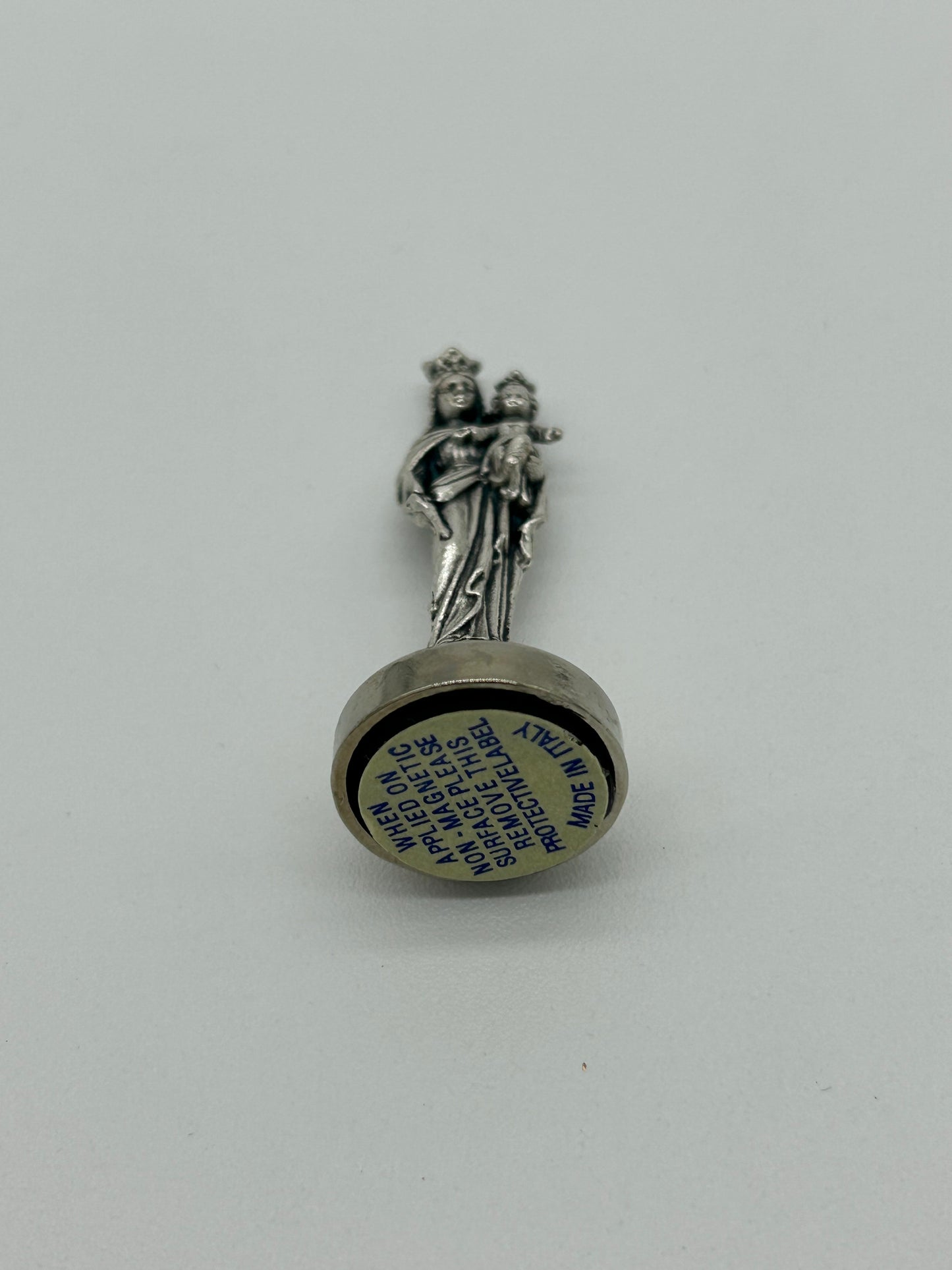 Figura metálica Virgen María Auxiliadora Italiana para escritorio con adhesivo.