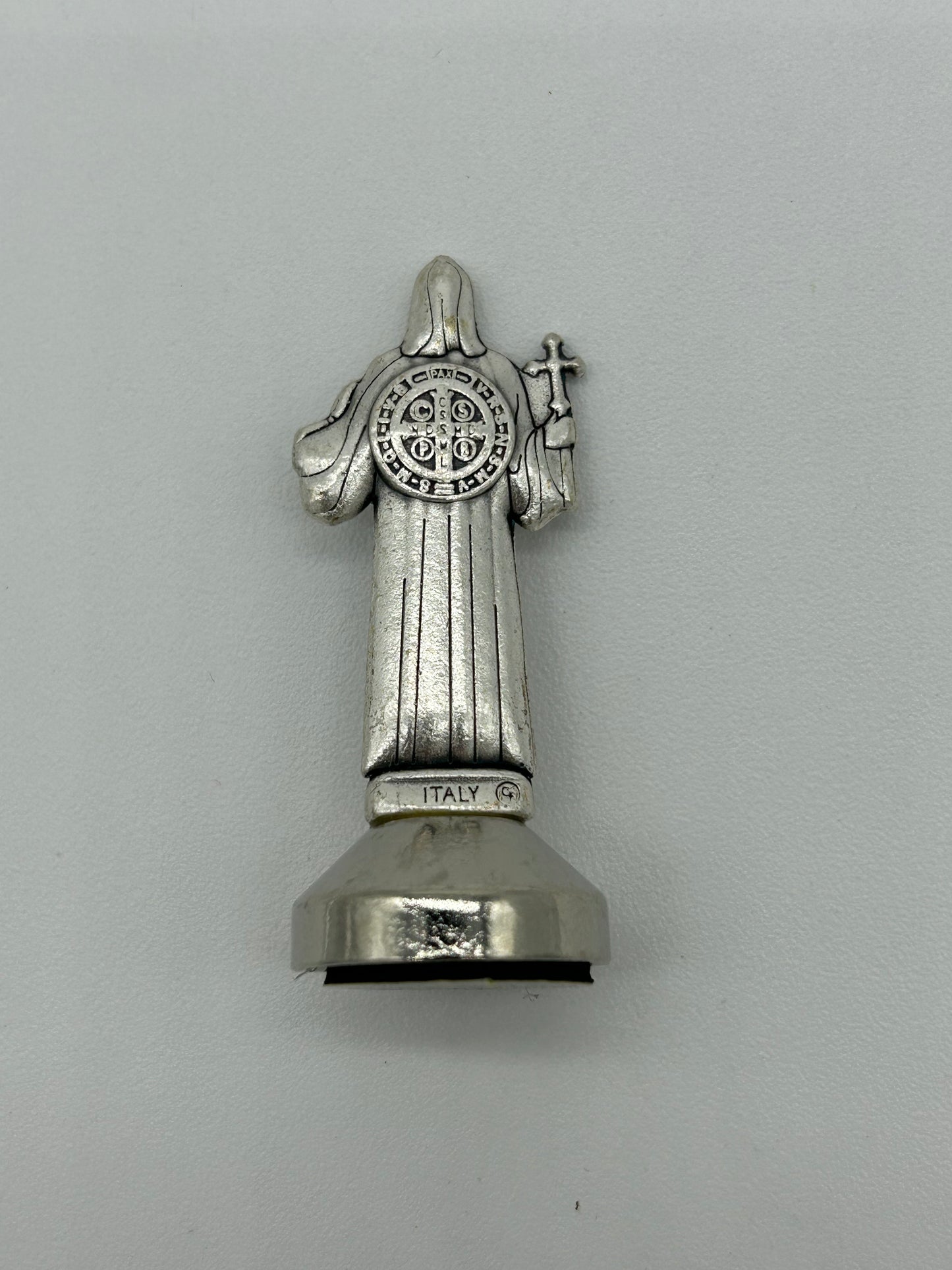 Figura metálica San Benito Italiana para escritorio con adhesivo