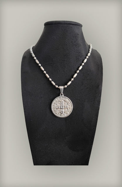 Medalla San Benito de acero plateada con cadena