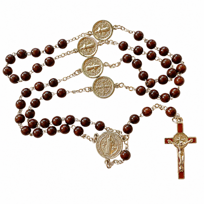 Rosario de Madera con medalla de San Benito en estuche de piel